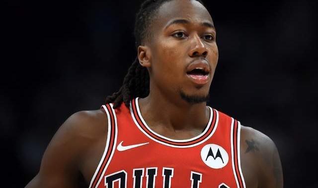 蓝鲸体育下载-一夜11笔交易达成！字母哥留队，快船阵容大变，火箭沦为看客