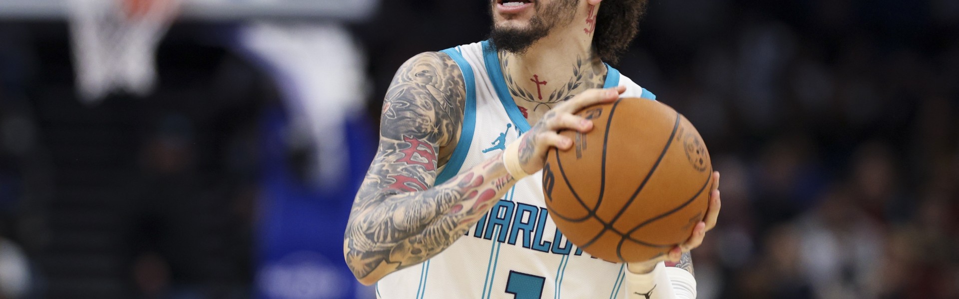 蓝鲸体育直播-稳住别浪！三球半场12中7&amp;三分7中4砍20分5板3助 首节独揽13分