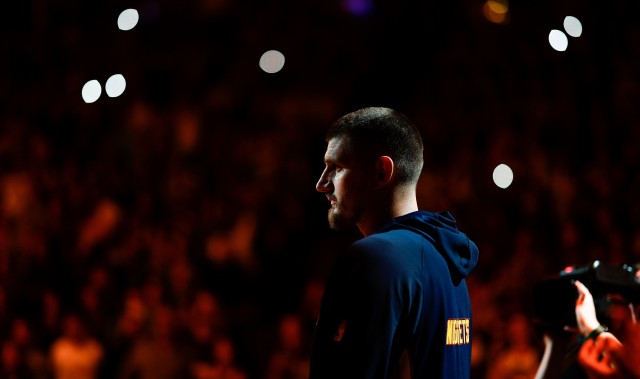 蓝鲸体育网页版-6场仅需送出12次助攻~约基奇将成首位连续两个赛季场均三双的中锋